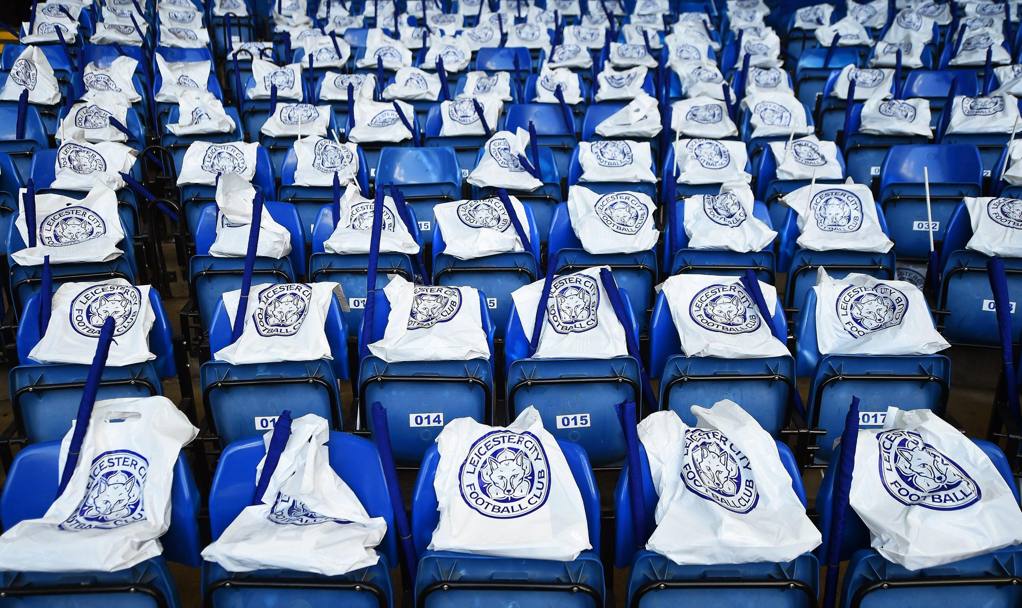 Le fan bags distribuite dal Leicester ai tifosi. EPA